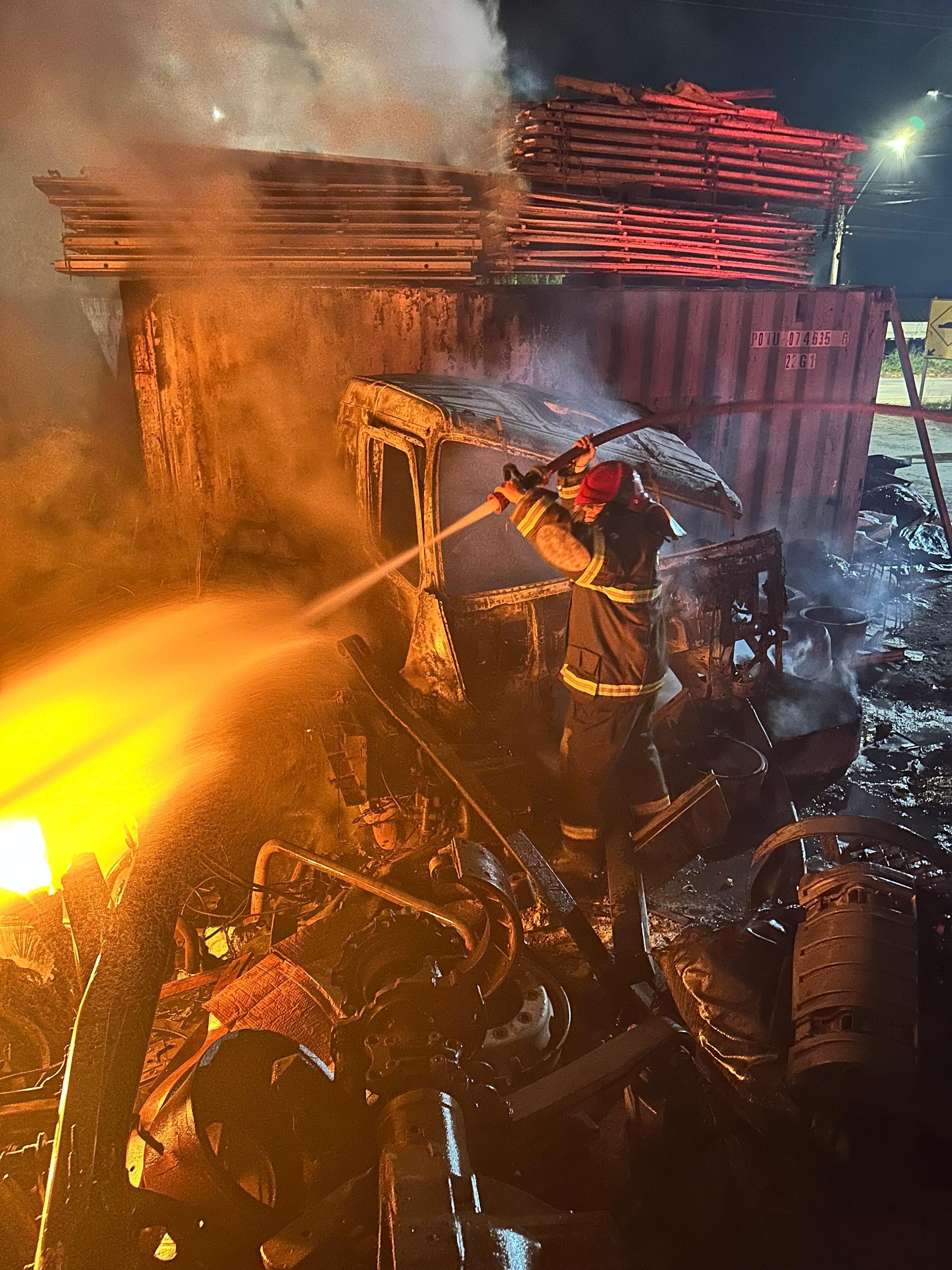 Bombeiros combatem incêndio em sucatas de empresa em Lavras