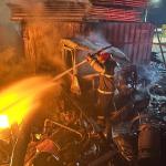 Bombeiros combatem incêndio em sucatas de empresa em Lavras