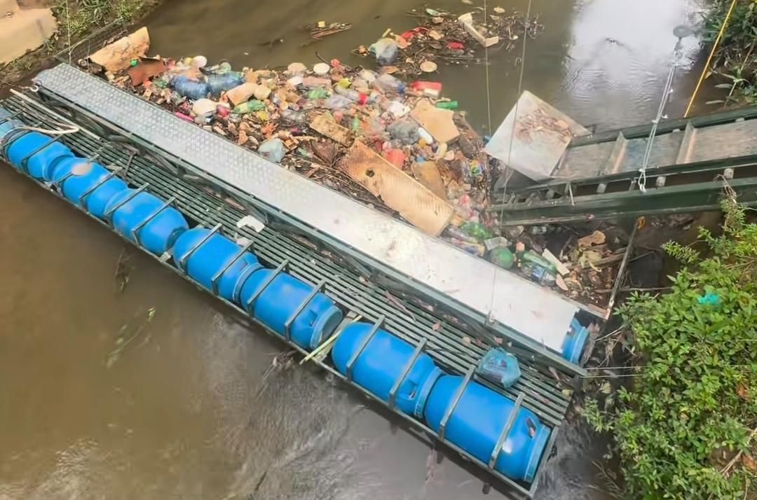 Brasileiro cria ecobarreira e retira mais de 40 toneladas de lixo de rio no Paraná