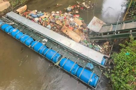 Ecobarreira impede que lixo siga pelo rio Atuba, no Paraná