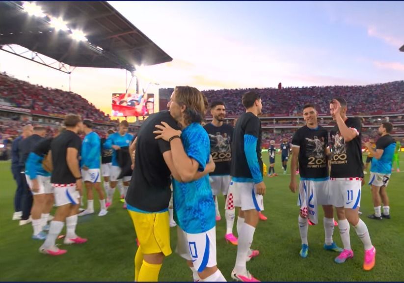 Idolatria! Modric é homenageado por jogadores da Croácia após vitória na Copa