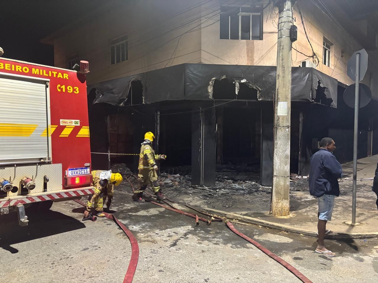 Loja de roupas é incendiada e fica totalmente destruída no Centro de Jaíba