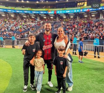 Lucas Trejo, do Marítimo, da segunda divisão da Venezuela, e sua família