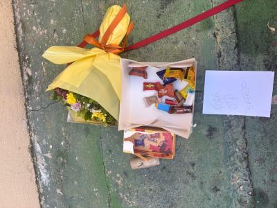 Pacote com flores, bombons e bomba recebido por presidente do Ceará • Arquivo Pessoal
