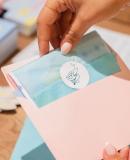 Café Pli, em Paris, permite que visitantes escrevam cartas para serem enviadas no futuro