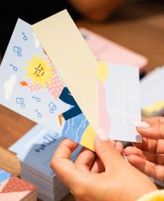 Café Pli, em Paris, permite que visitantes escrevam cartas para serem enviadas no futuro