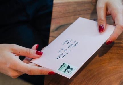 Café Pli, em Paris, permite que visitantes escrevam cartas para serem enviadas no futuro