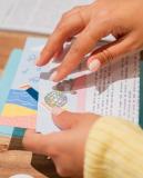Café Pli, em Paris, permite que visitantes escrevam cartas para serem enviadas no futuro