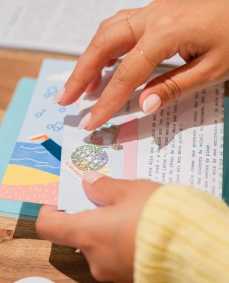 Café Pli, em Paris, permite que visitantes escrevam cartas para serem enviadas no futuro