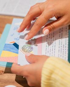 Café Pli, em Paris, permite que visitantes escrevam cartas para serem enviadas no futuro