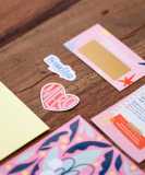 Café Pli, em Paris, permite que visitantes escrevam cartas para serem enviadas no futuro