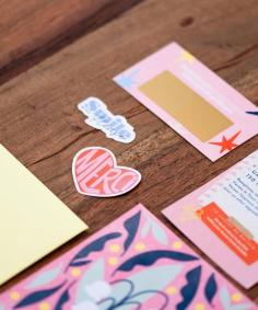 Café Pli, em Paris, permite que visitantes escrevam cartas para serem enviadas no futuro