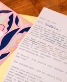 Café Pli, em Paris, permite que visitantes escrevam cartas para serem enviadas no futuro