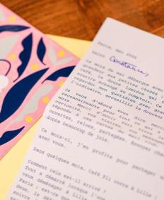 Café Pli, em Paris, permite que visitantes escrevam cartas para serem enviadas no futuro