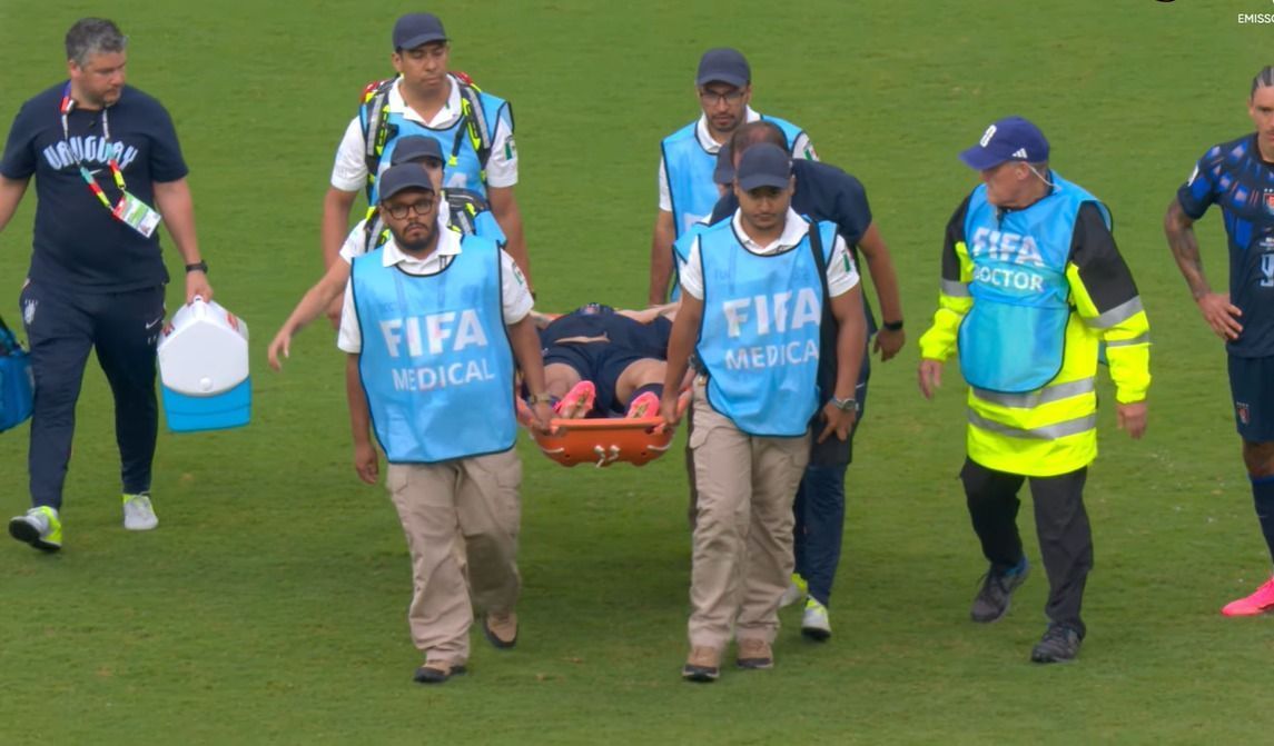 Copa do Mundo: volante do Uruguai se lesiona e deixa jogo contra a Espanha de maca
