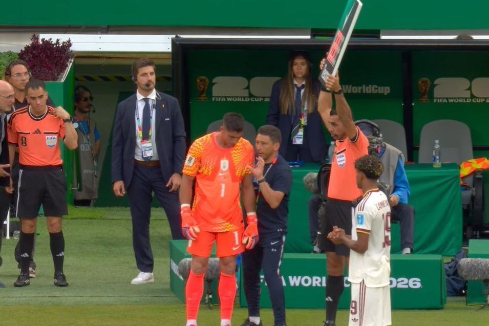 Uruguai x Espanha: Bielsa não perdoa e substitui Muslera após falha bizarra na Copa