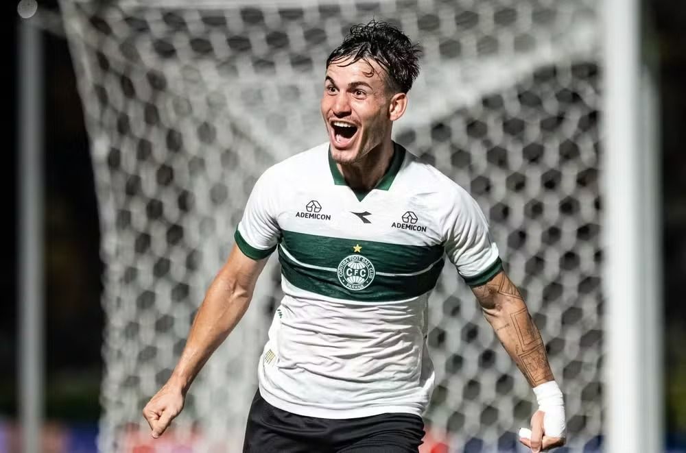 Em boa fase no Coritiba, uruguaio pode render alto lucro para o Fluminense