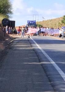 Moradores fazem protesto/ manifestação em Baguari, próximo de Governador Valadares