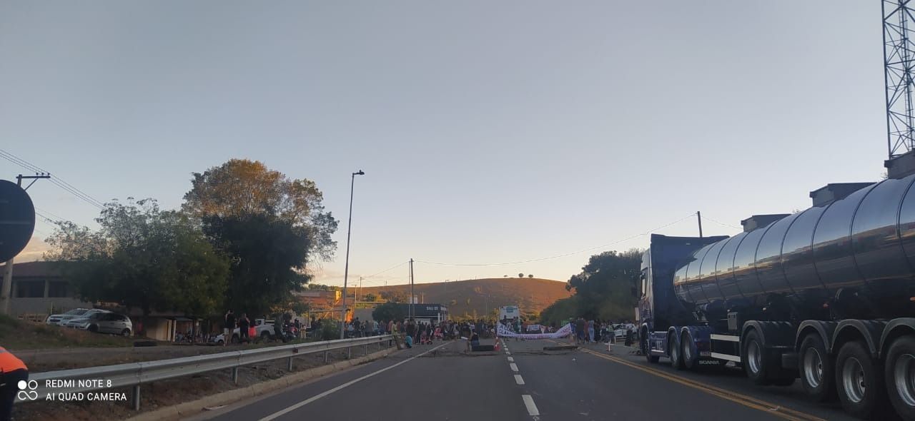Manifestação interdita BR-381 em Governador Valadares nos dois sentidos