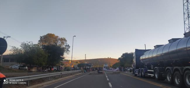 Moradores fazem protesto/ manifestação em Baguari, próximo de Governador Valadares
