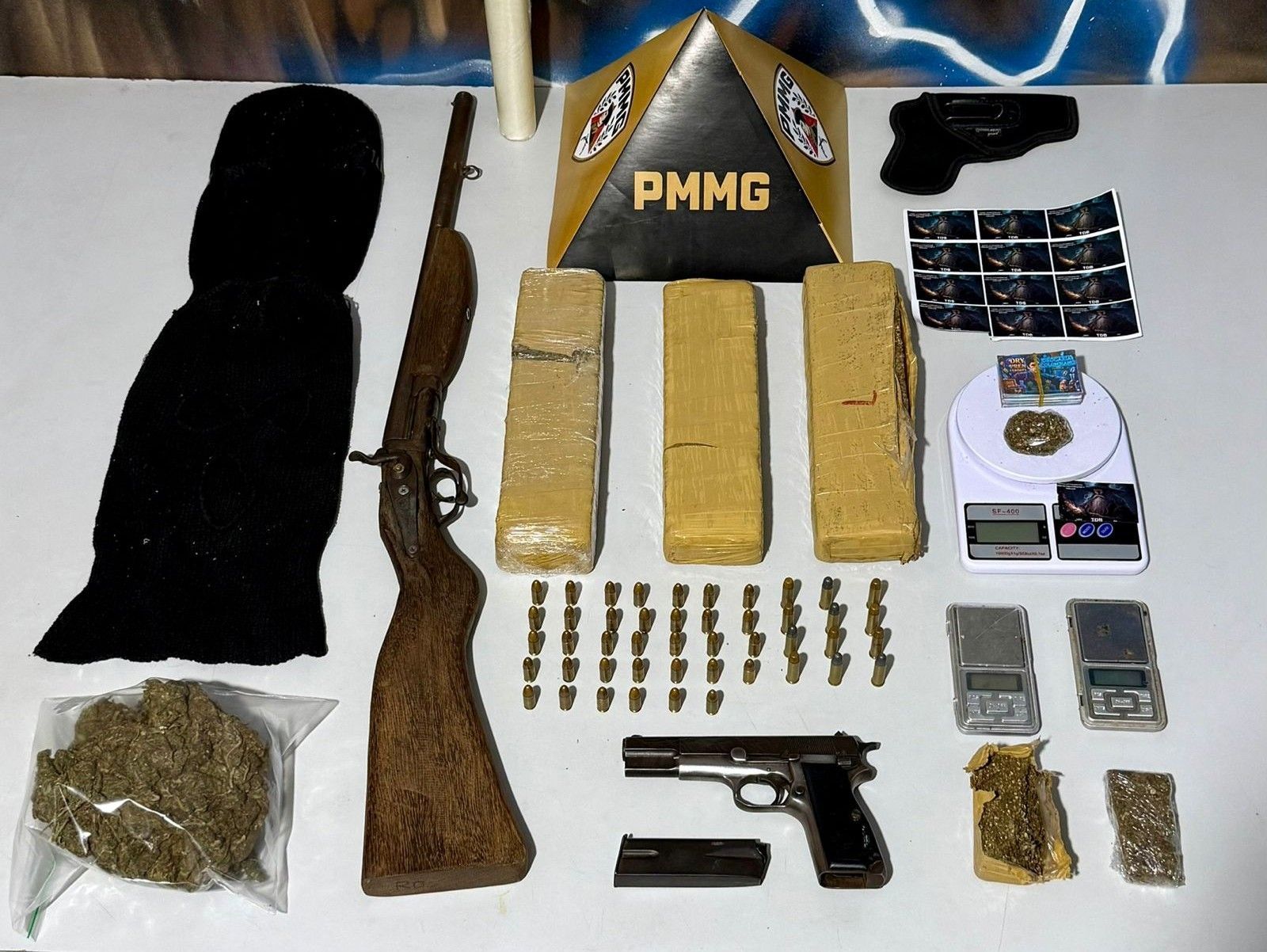 Foragidos da justiça são presos com armas e drogas em Ipatinga