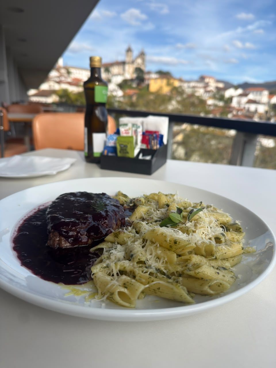 Filé mignon ao molho parrilleiro com penne ao pesto leva a Copa do Mundo 2026 para a mesa