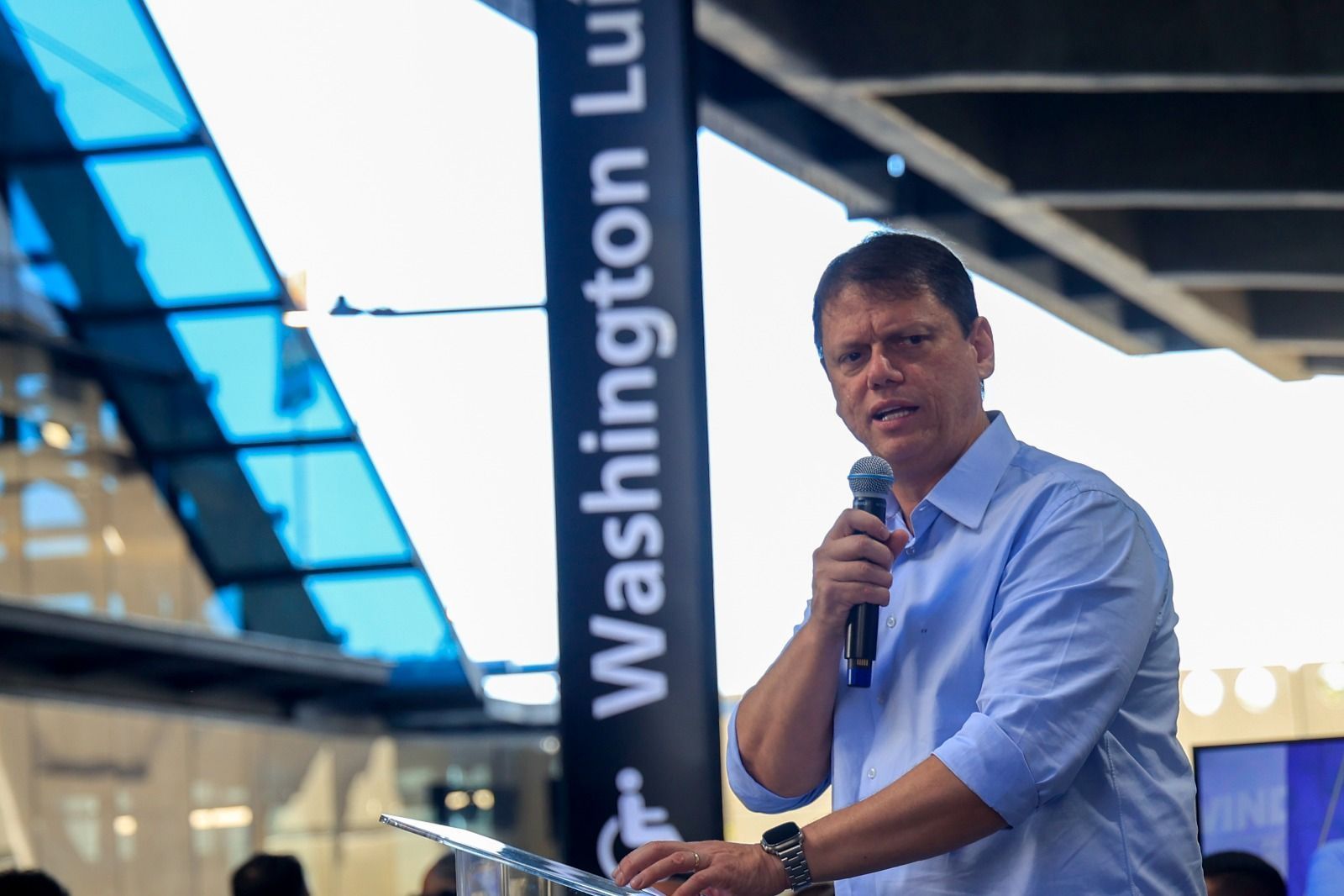 Tarcísio muda de opinião e afirma que não deve privatizar novas linhas de metrô em SP