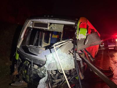 Ônibus foi atingido por carreta no Sul de Minas