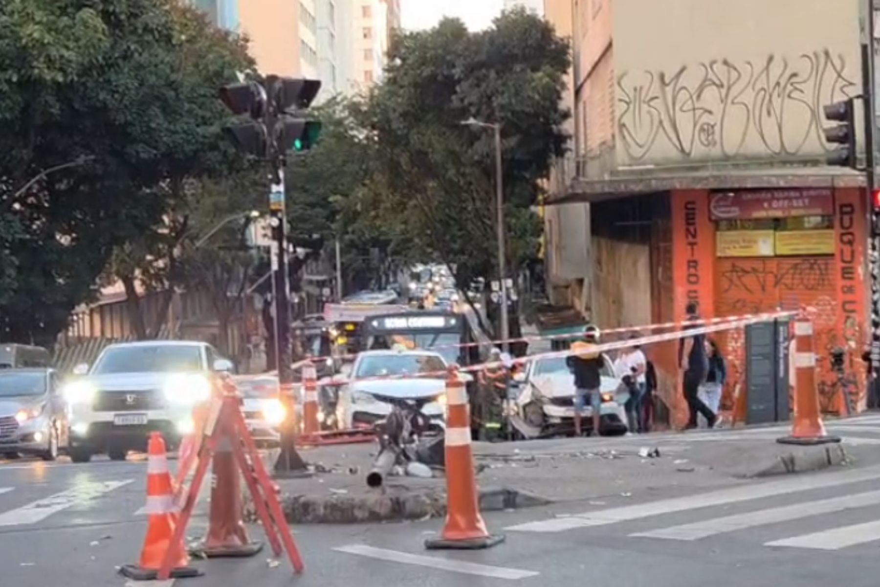 Motorista de aplicativo com sintomas de embriaguez capota carro em BH