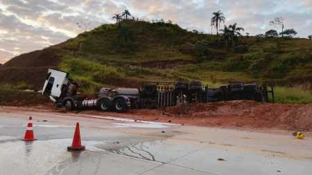 Caminhão-tanque tombou no começo desta madrugada