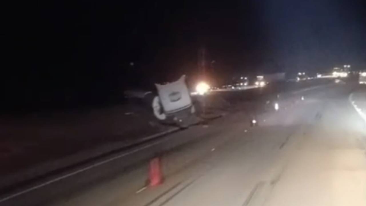 Carreta com carga de combustível tomba e fecha a BR-381, em Minas