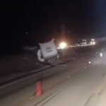 Carreta com carga de combustível tomba e fecha a BR-381, em Minas