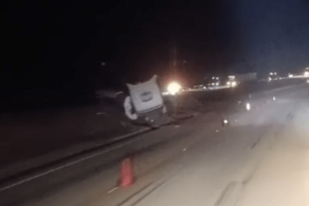 Carreta com carga de combustível tomba e fecha a BR-381, em Minas