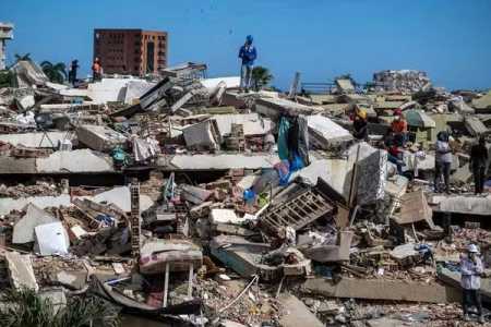 Voluntários buscam sobreviventes em meio a escombros de prédios destruí