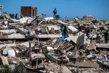 Voluntários também fazem buscas em meio a escombros de prédios destruídos • Miguel Medina/Pool/AFP
