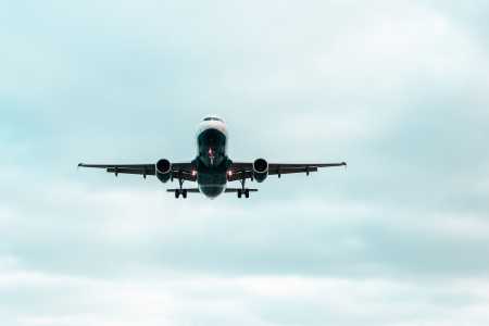 Avião voando em céu azul