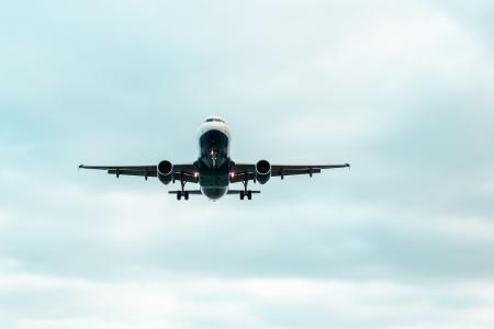 Avião voando em céu azul