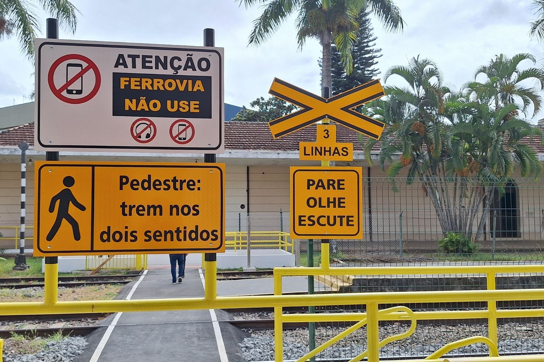 Pedestre quase é atropelada na linha férrea em Juiz de Fora