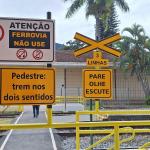 Pedestre quase é atropelada na linha férrea em Juiz de Fora
