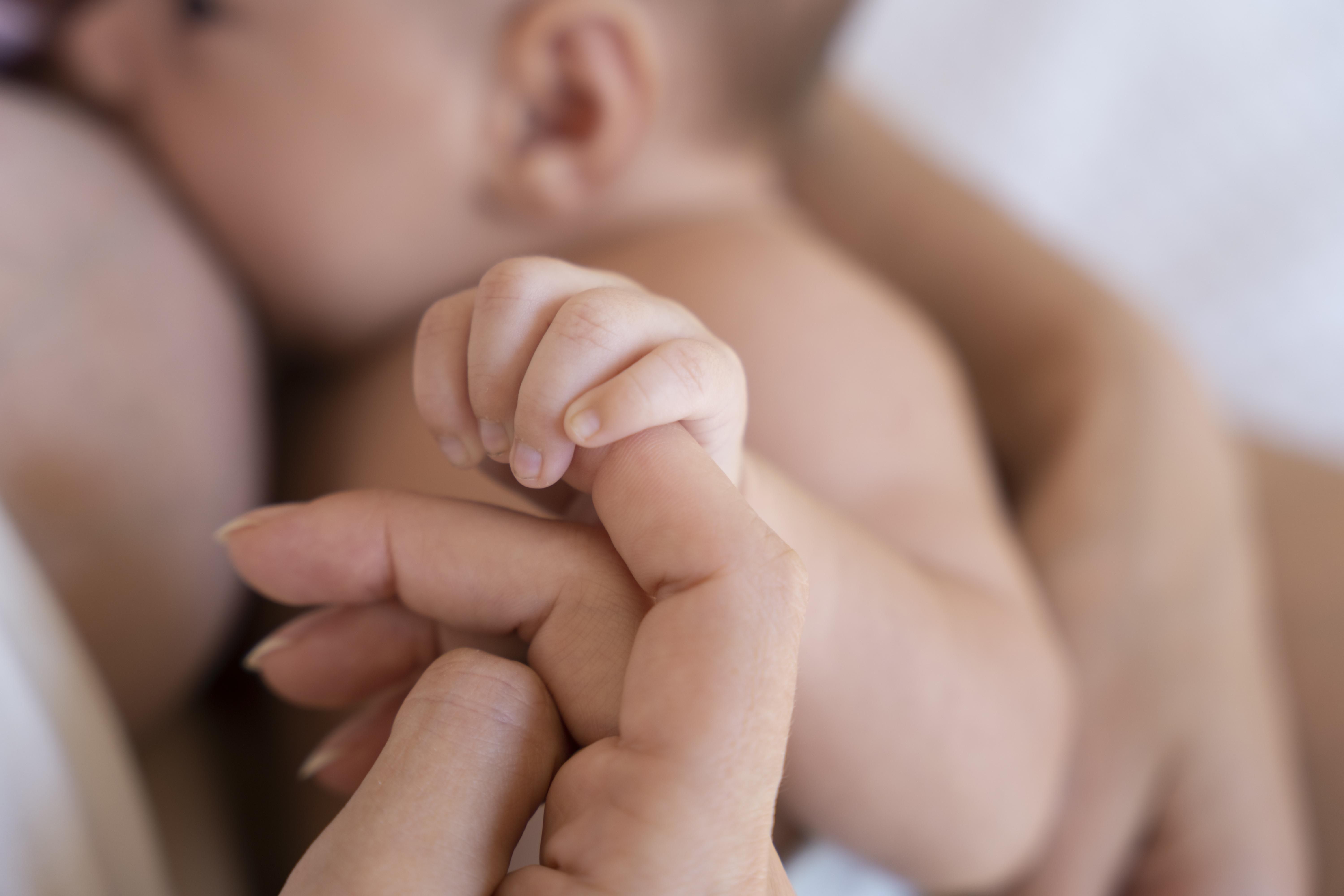 Prótese de silicone atrapalha a amamentação? Especialista explica