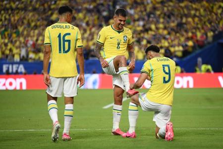 Brasil celebra gol sobre a Escócia na Copa do Mundo