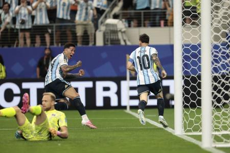 Messi celebra gol da Argentina com Enzo Fernández