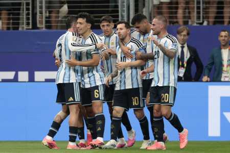 Jogadores argentinos celebra gol de Messi contra a Áustria