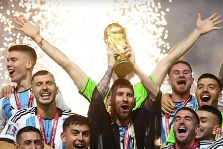 Lionel Messi ergue troféu de campeão da Copa do Mundo de 2022 com a Argentina