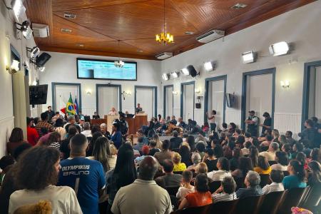 Plenário lotado em audiência pública na Câmara Municipal sobre balanço após quatro meses da tragédia das chuvas em Juiz de Fora • CMJF/Divulgação