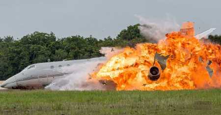 Vídeo mostra explosão de avião que matou dua pessoas