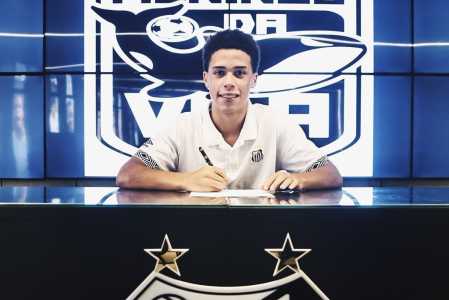 Joãozinho assinou contrato profissional pelo Santos