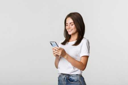 Mulher segurando um celular