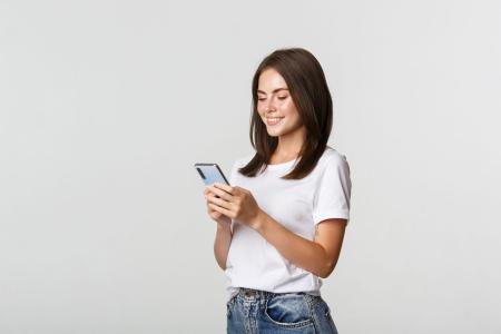 Mulher segurando um celular