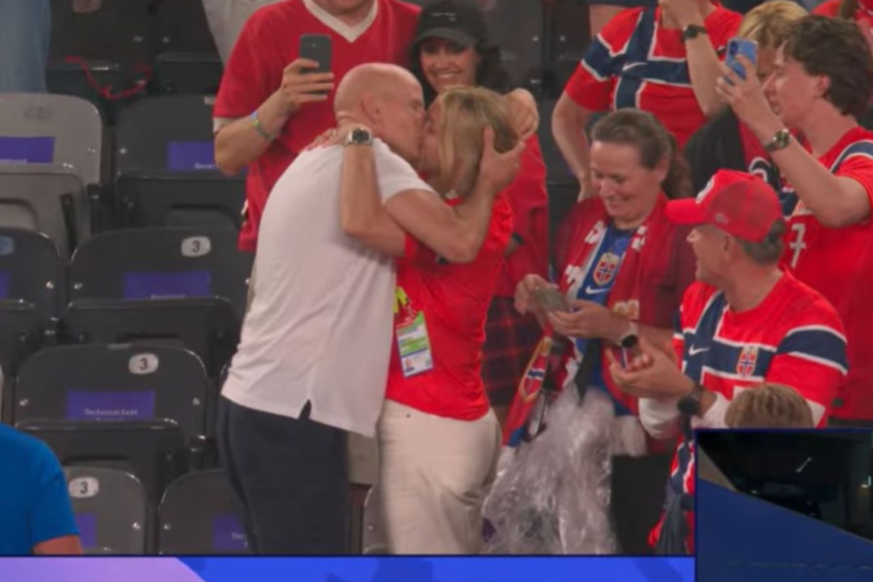 Amor! Técnico da Noruega celebra vitória na Copa do Mundo com a esposa